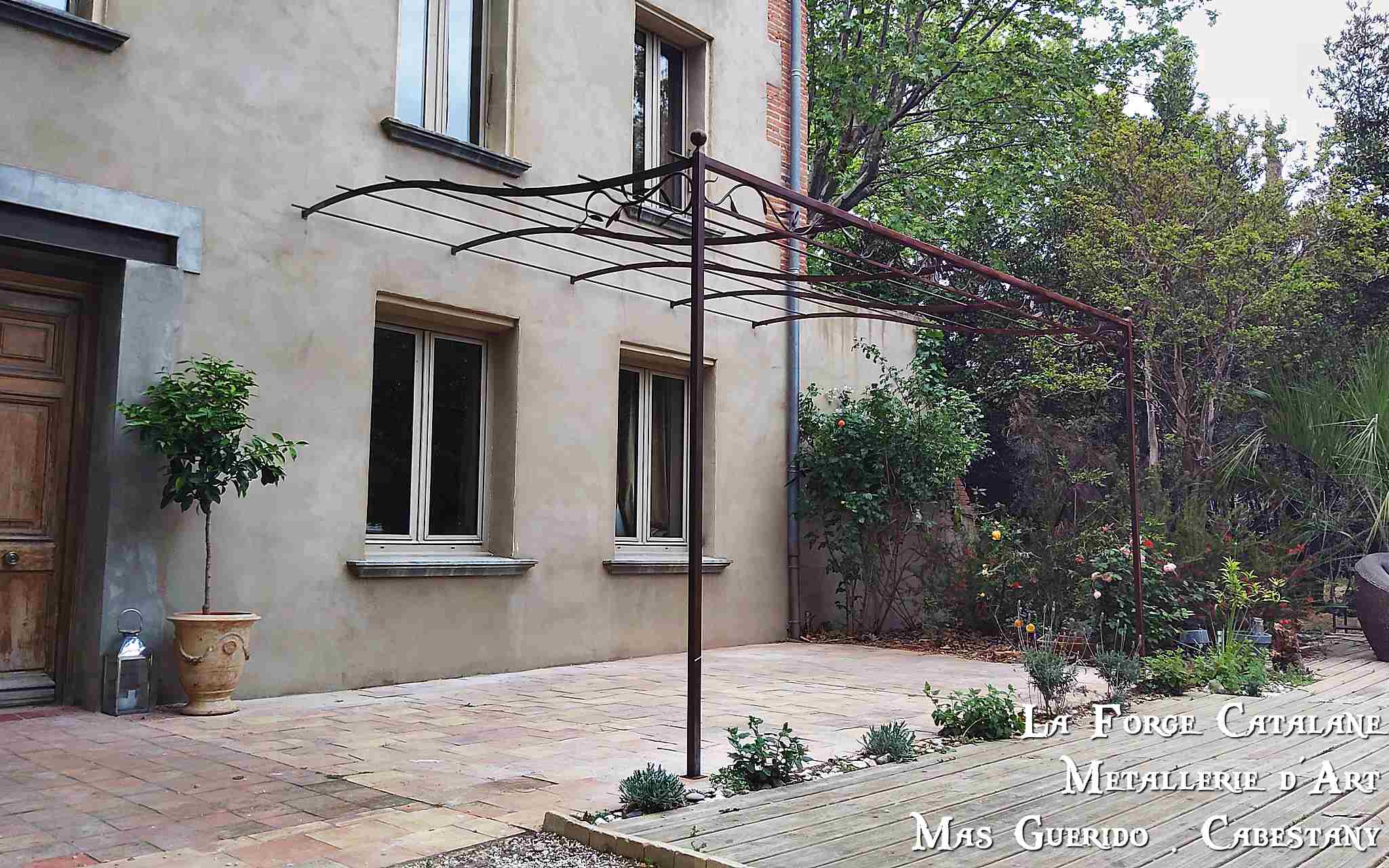 pergola avec frise avec rameau olivier et olive et boules de finition rouillee forge catalane.jpg